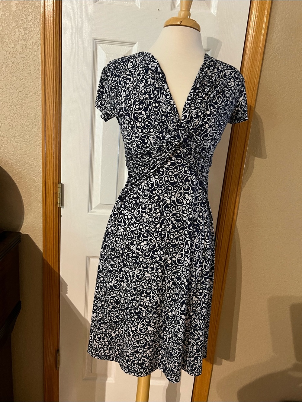 connected apparel Navy & White Twist-Knot V-Neck Dress Size 6